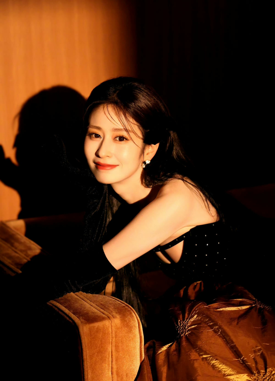 颖儿,黑色抹胸黄裙,性感迷人!