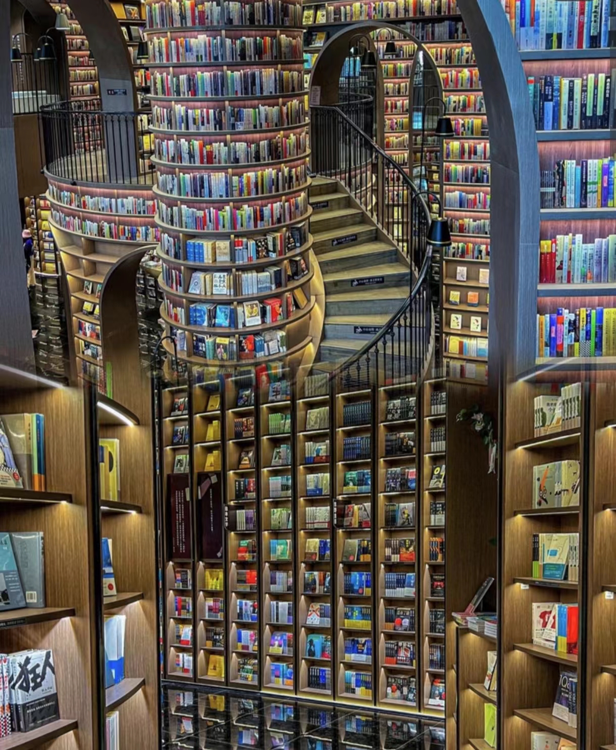 梦幻的阅读圣地,拍照打卡的绝佳场所——都江堰钟书阁