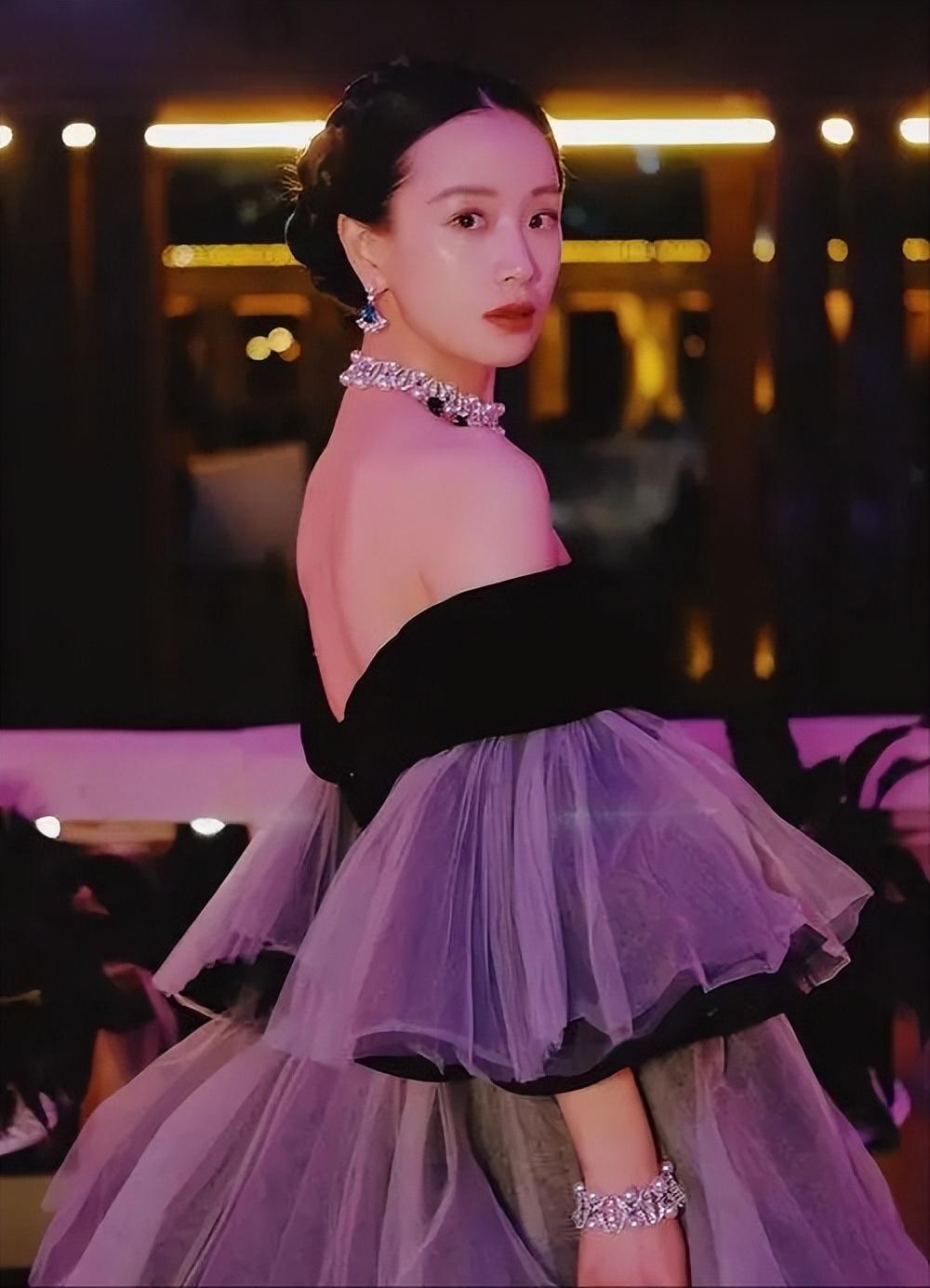 这跟不穿有啥区别?32岁李梦真空上阵,几乎全裸,网友直呼太大胆