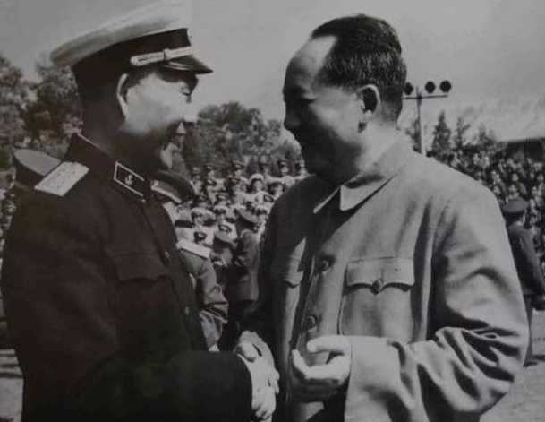 此人和朋友戏言:我当了一辈子兵,只提了两级军衔从中将到大将