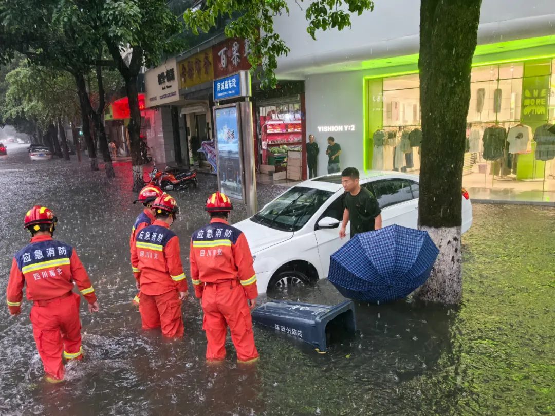 阆中大雨图片