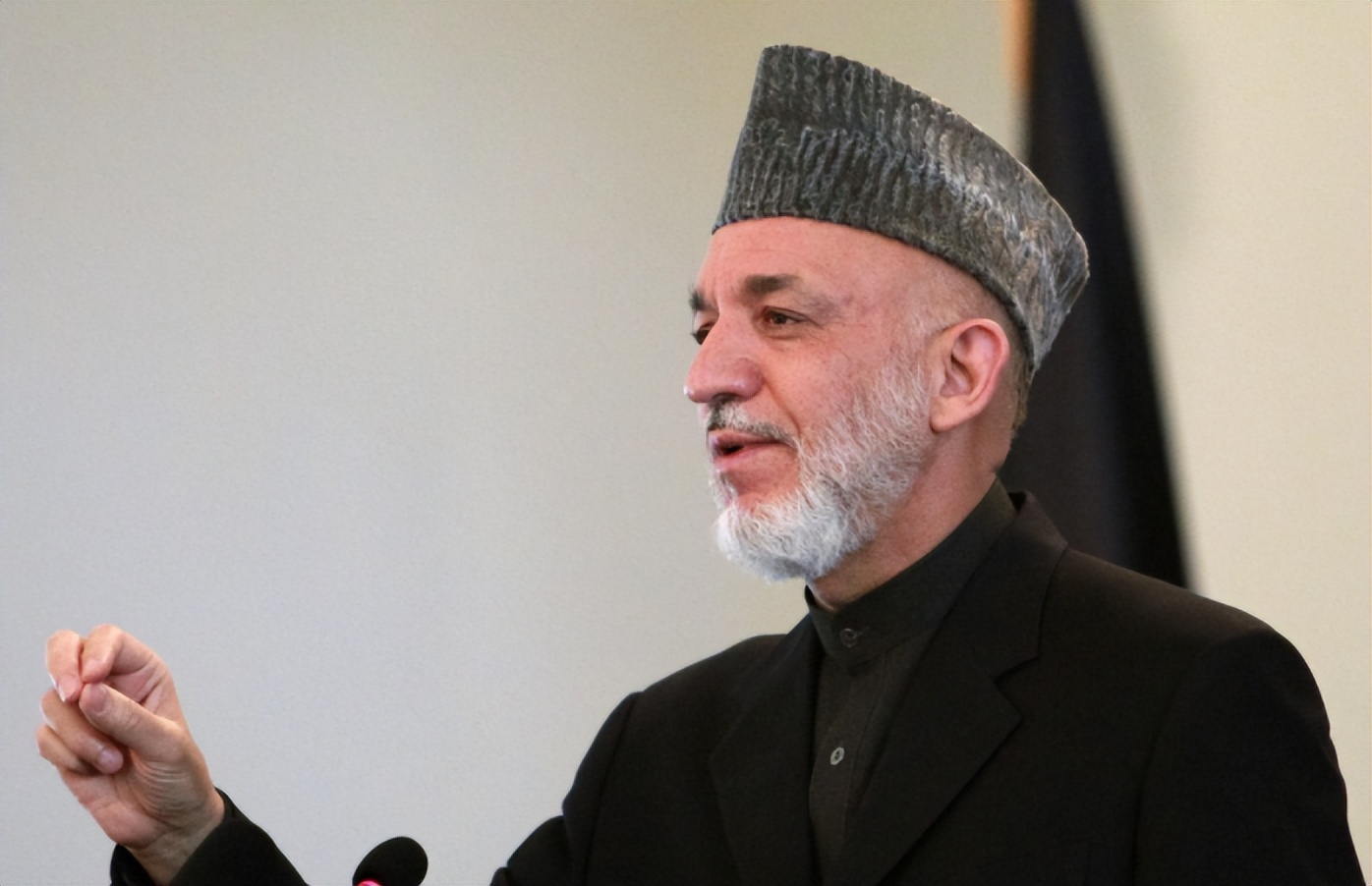 阿富汗前总统卡尔扎伊:血战塔利班20年,为何后来要赶走美军?