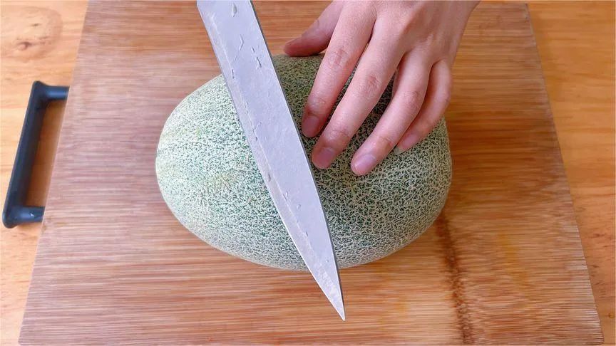 才知道,哈密瓜竟能这么切,不脏手不流汁,快速又省力,太棒了