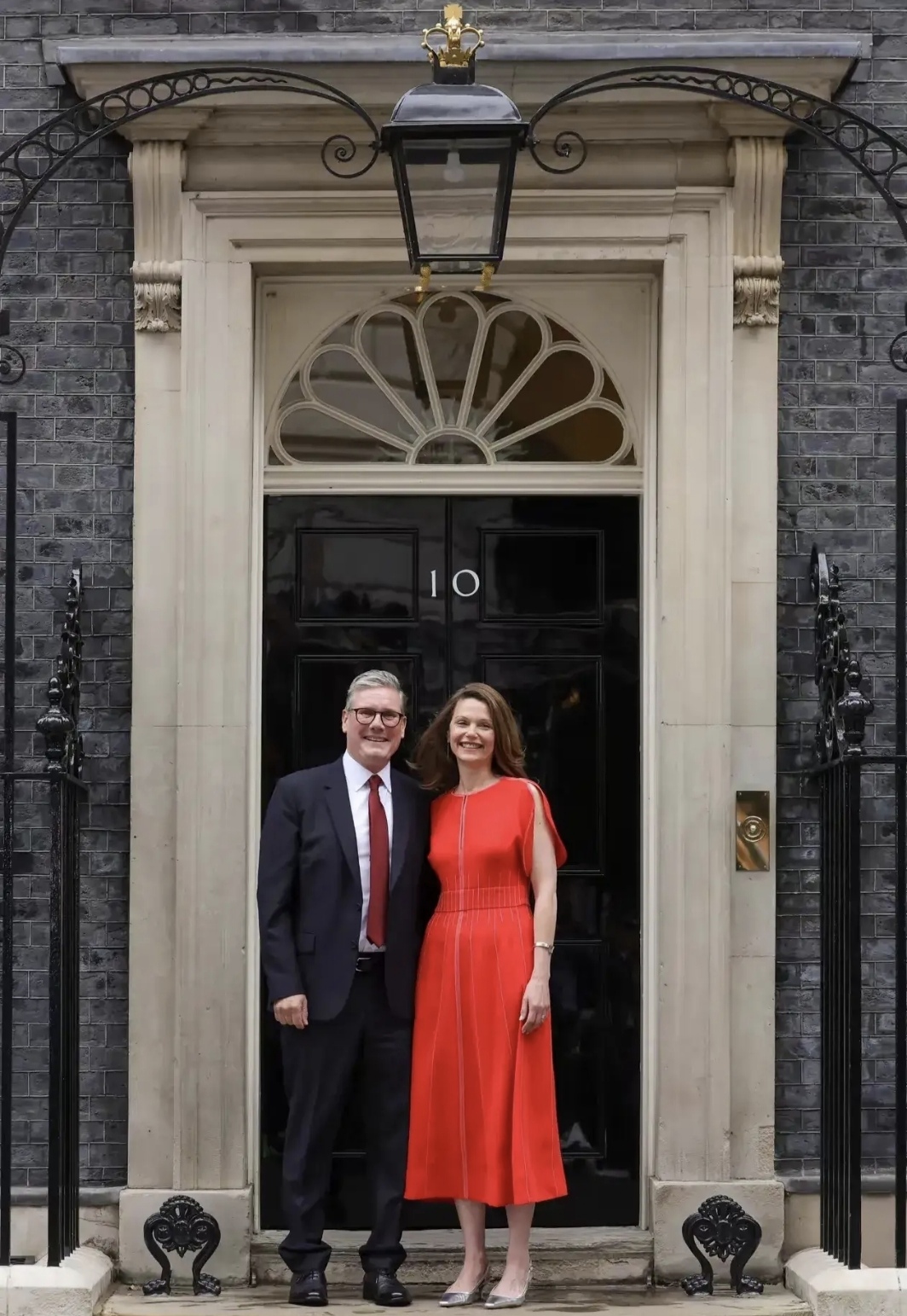 英国政坛"大换血",苏纳克黯然离场,新首相携红衣美妻入主唐宁街  2024