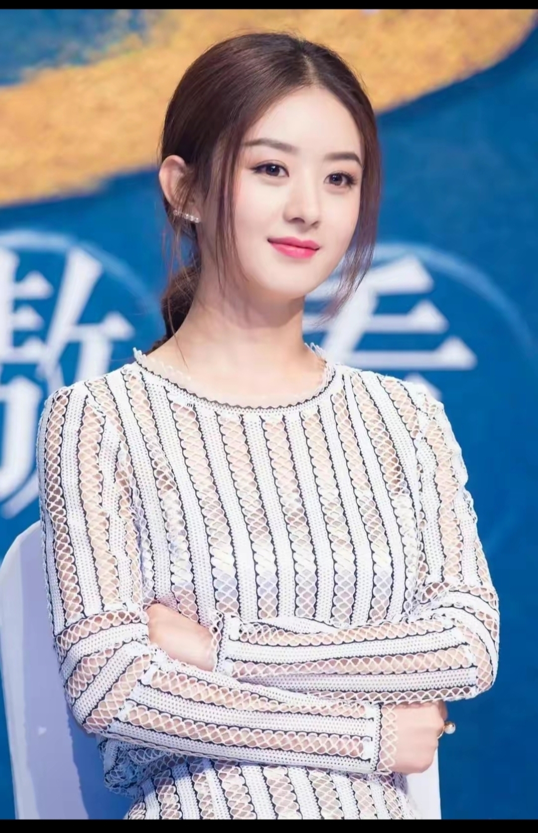 赵丽颖的小圆脸简直百搭,有刘海没有刘海都一样好看