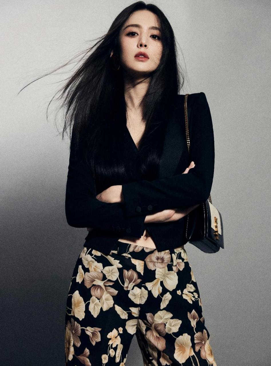 古力娜扎这身碎花裙太个性了,动感十足.