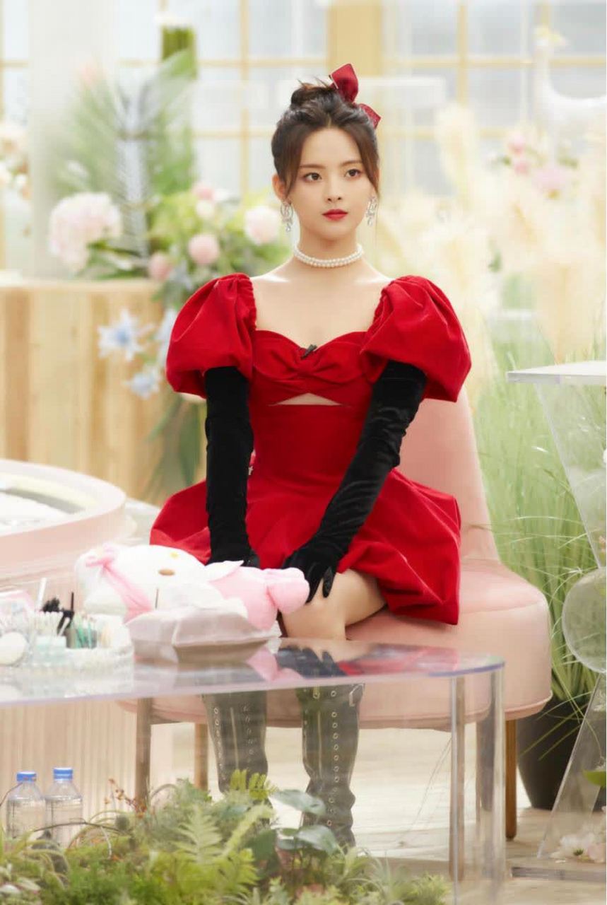 杨超越穿红色连衣裙显白显瘦显腿长