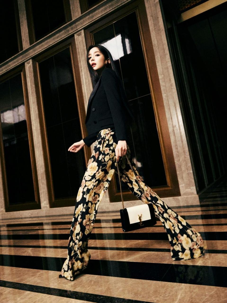 古力娜扎这身碎花裙太个性了,动感十足.