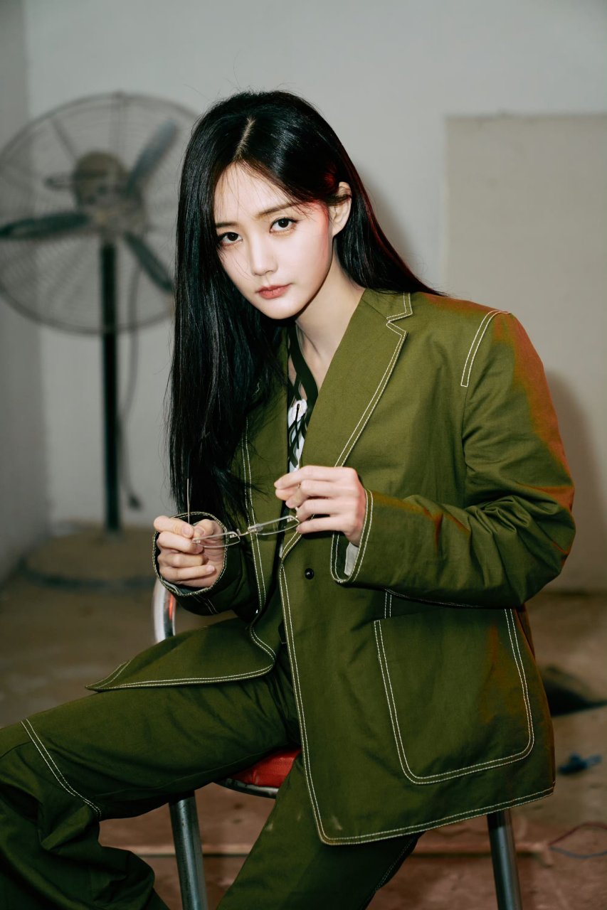 李一桐的西服套装,利落也有时尚感.