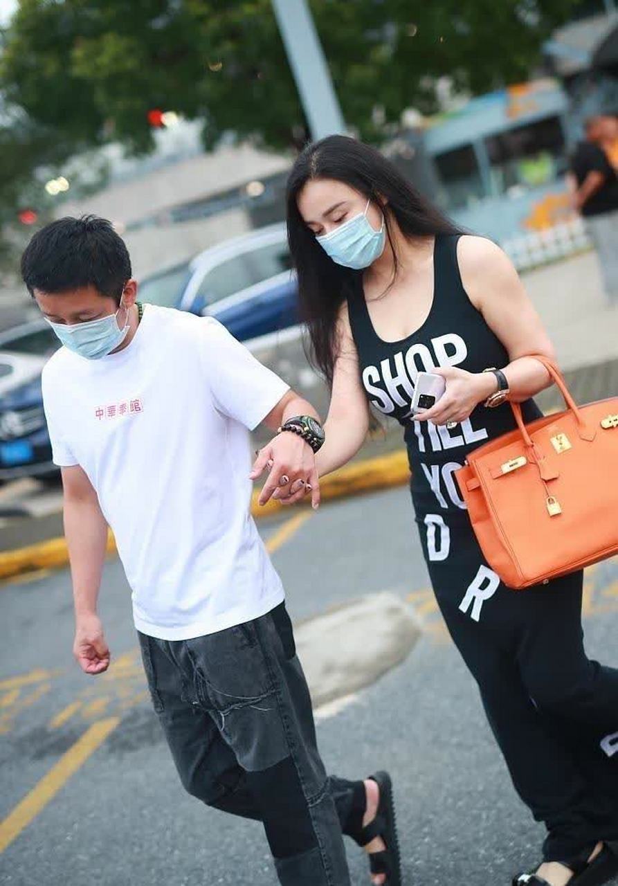 邹市明携小娇妻冉莹颖