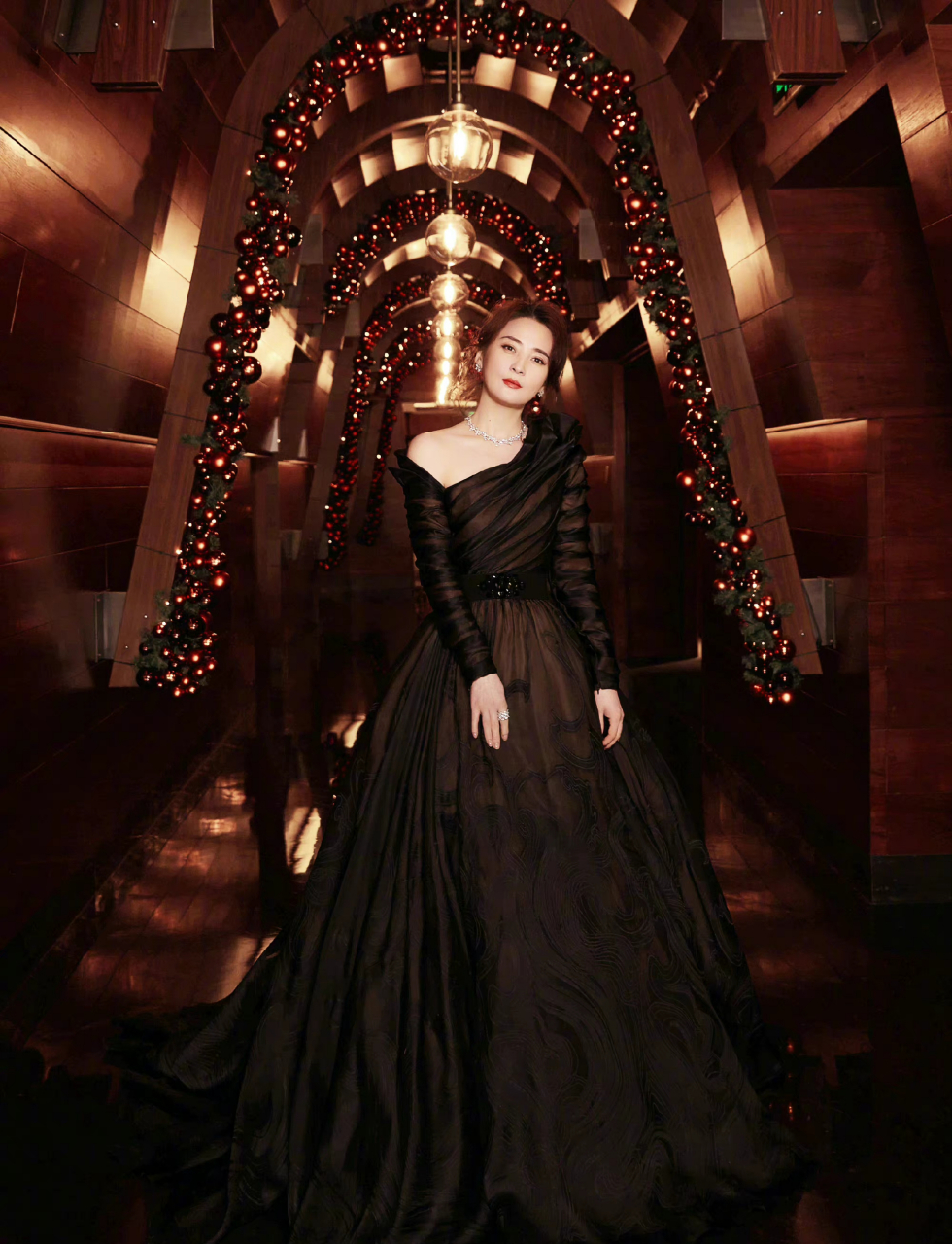 蒋勤勤的穿搭在深色中更有气质.