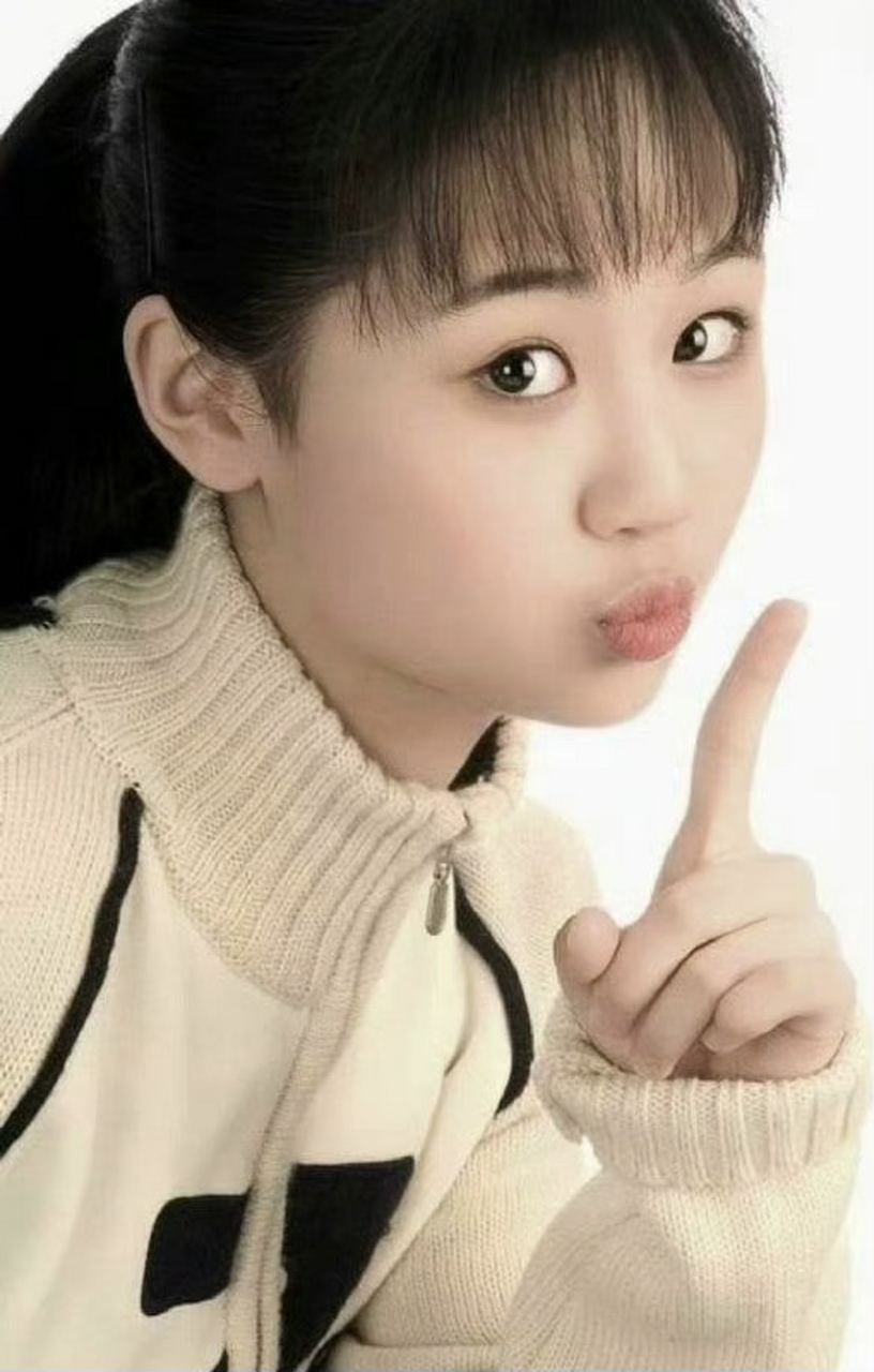 婴儿肥的小女孩已成长为精致的大女主.