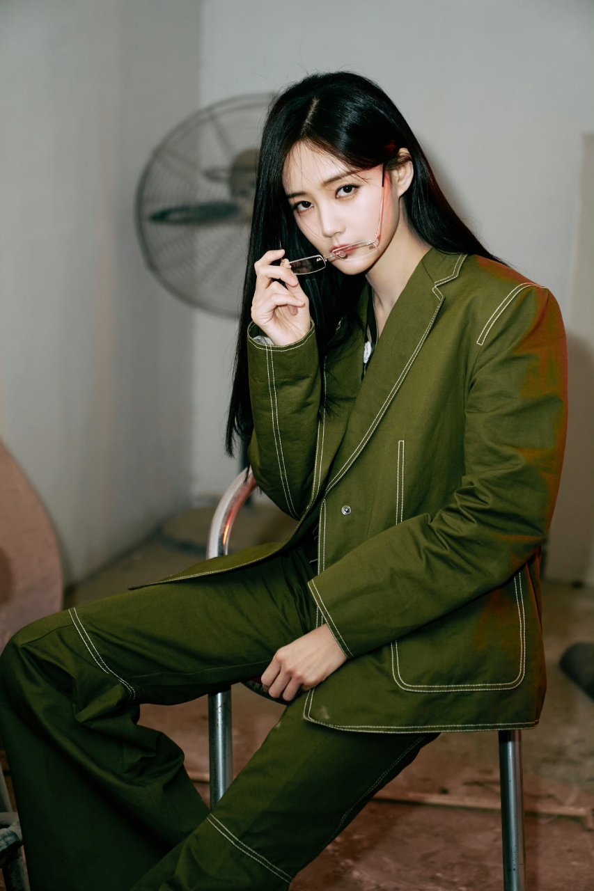 李一桐的西服套装,利落也有时尚感.