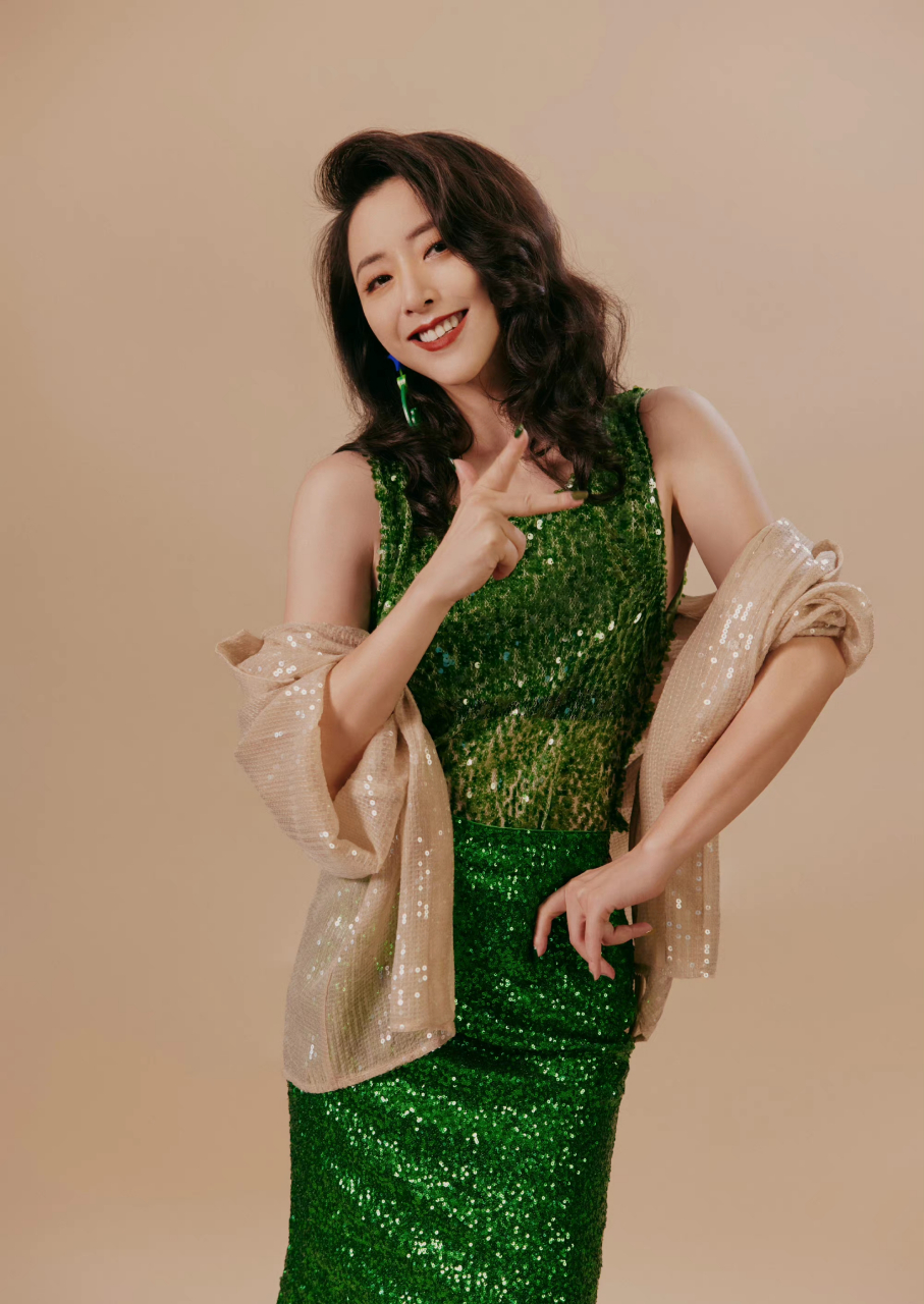 黄小蕾的穿搭多了一些层次和潮范儿.