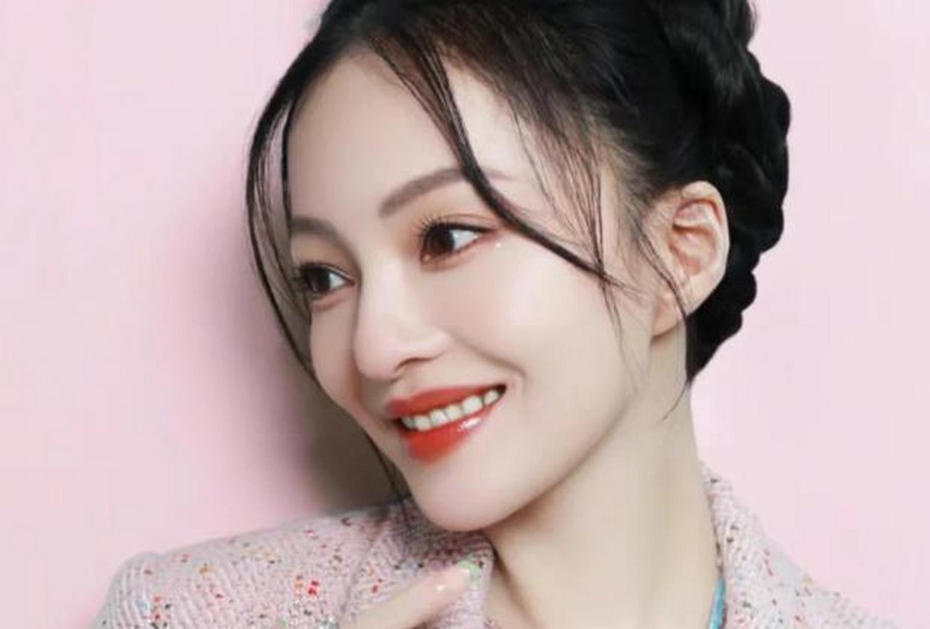 张韶涵原来这么好看,眼睛眉弓嘴巴鼻子都很标致,甚至还有完美的人中窝