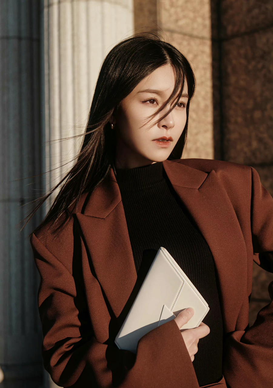 文咏珊的穿搭有西服的干练