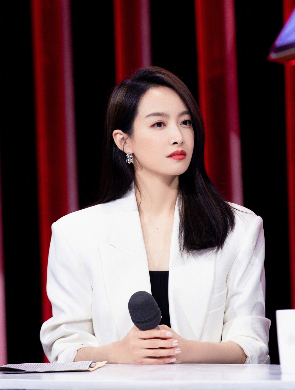 宋茜的白色西服穿搭,以大量的白色为主