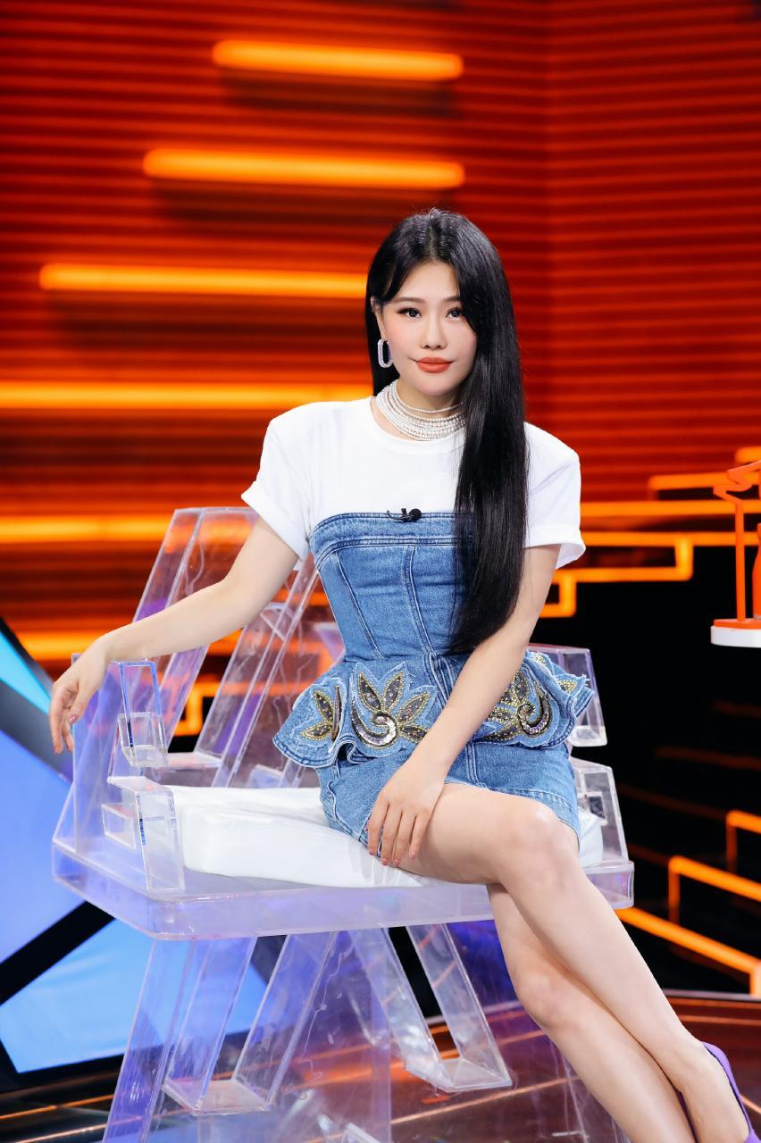 袁娅维穿紧身牛仔裙搭配白色t恤,叠穿也能尽显风格