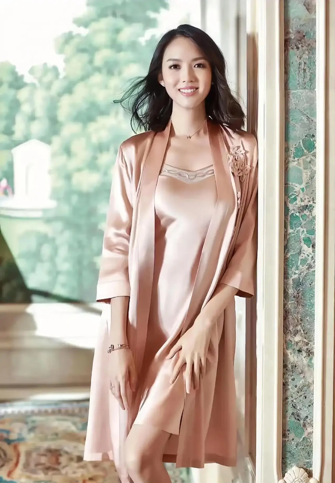 张梓琳的五官精致如画,每一个细节都散发着优雅与自信.