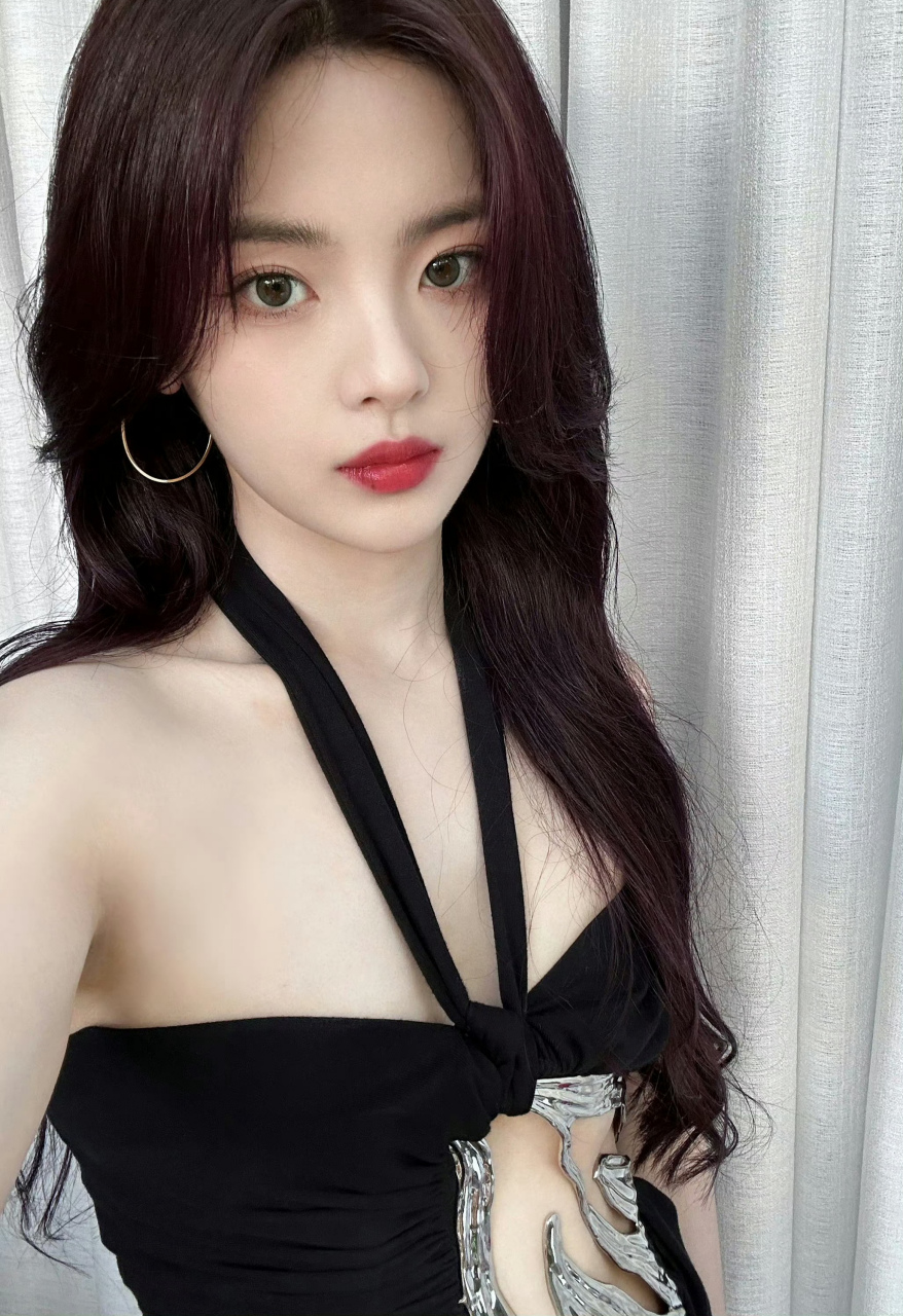 杨超越,黑色挂脖吊带裙,镂空设计,性感十足!