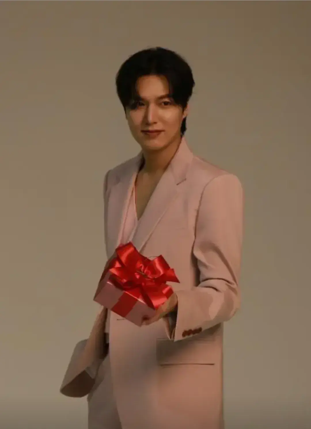 韩国巨星李敏镐最新广告花絮照曝光,帅气的具俊表回来了