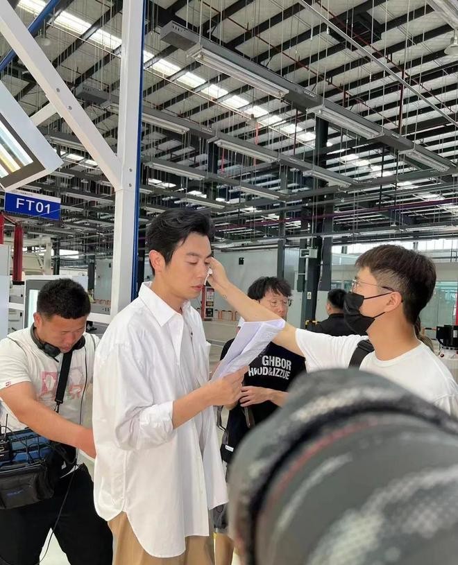""国民男神"朱亚文昨天回家乡盐城为代言企业拍摄宣传片!