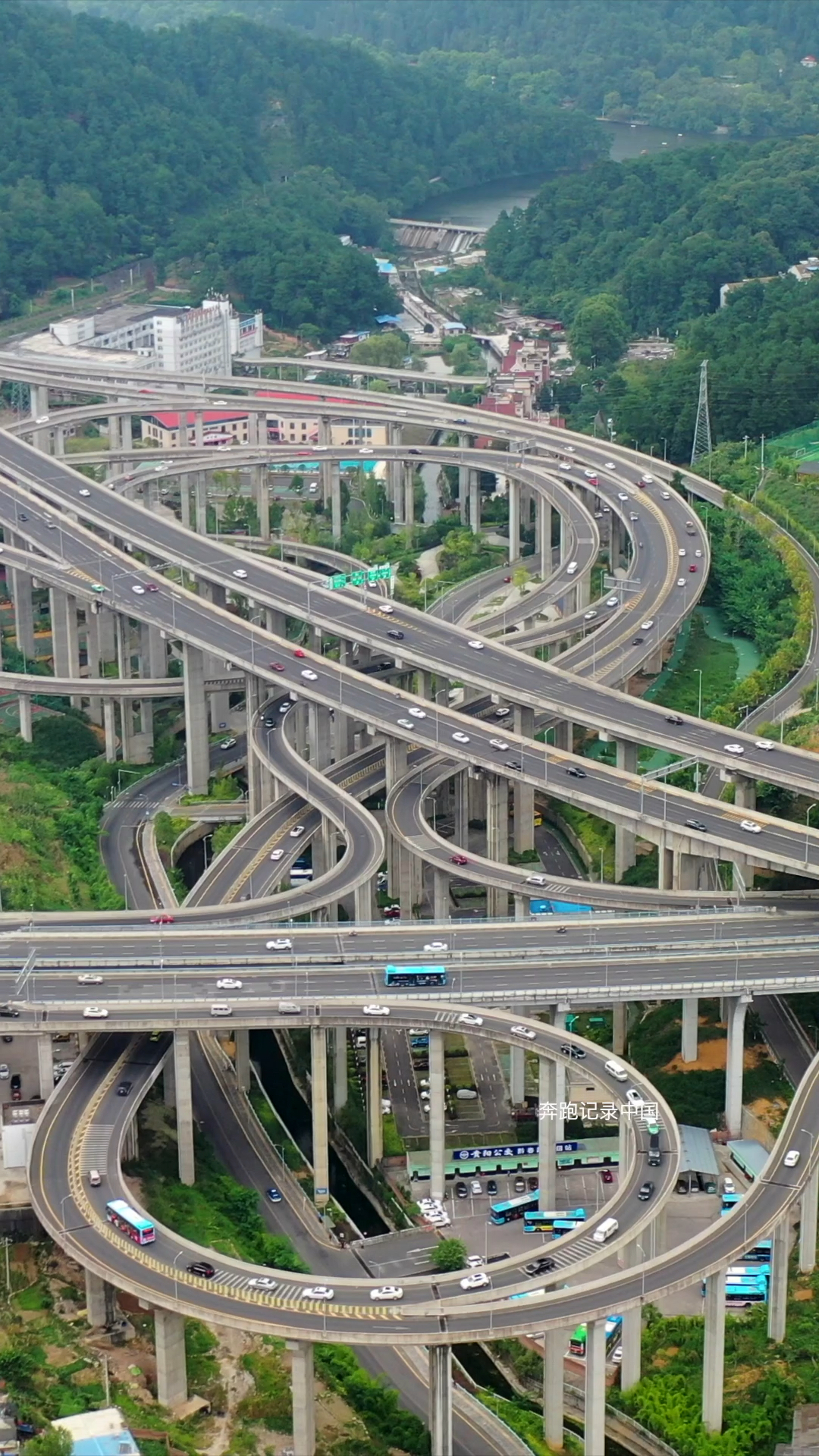 贵阳市最复杂的立交桥,落差为55米,5层立体交叉,共有11条匝道