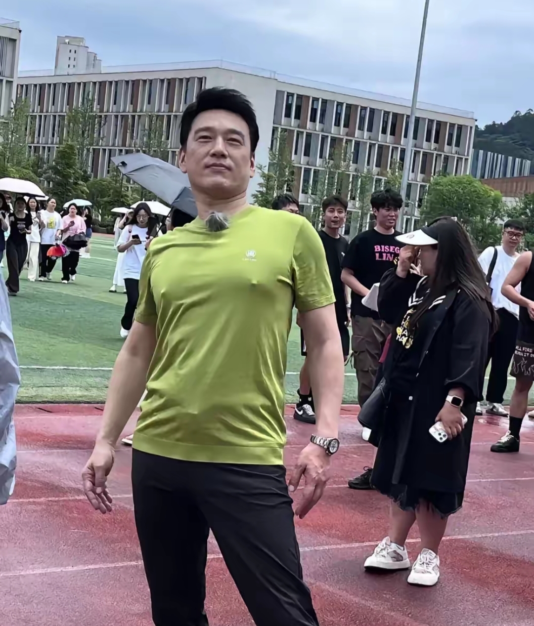 近日王耀庆的大爷站姿迅速走红各位网友也纷纷留下有趣的评论