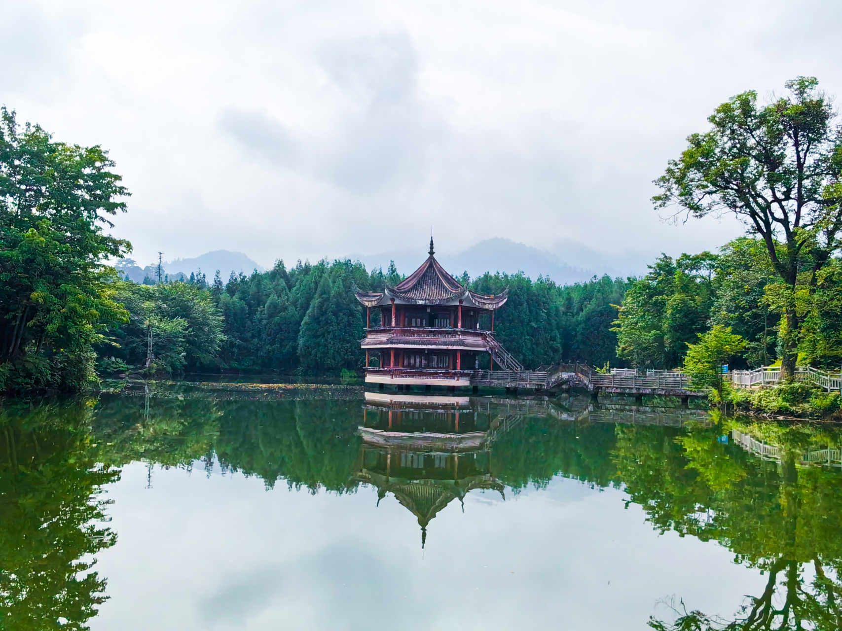 七里坪镇是眉山市洪雅县的一个高品质旅游度假区,海拔高度在1300