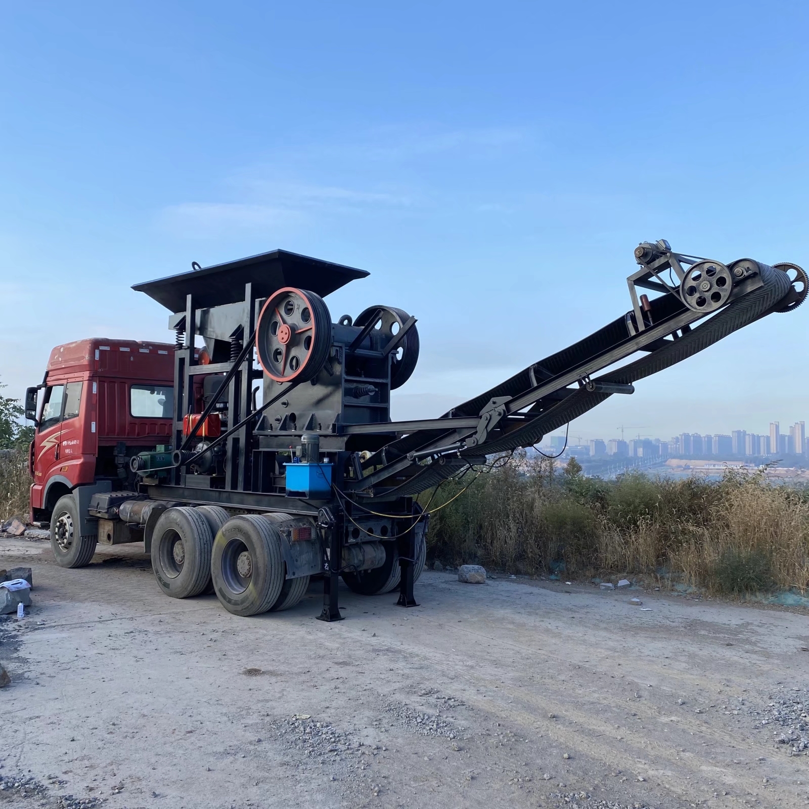 车载式破碎机也叫移动破碎机,它是一种新颖的岩石破碎设备