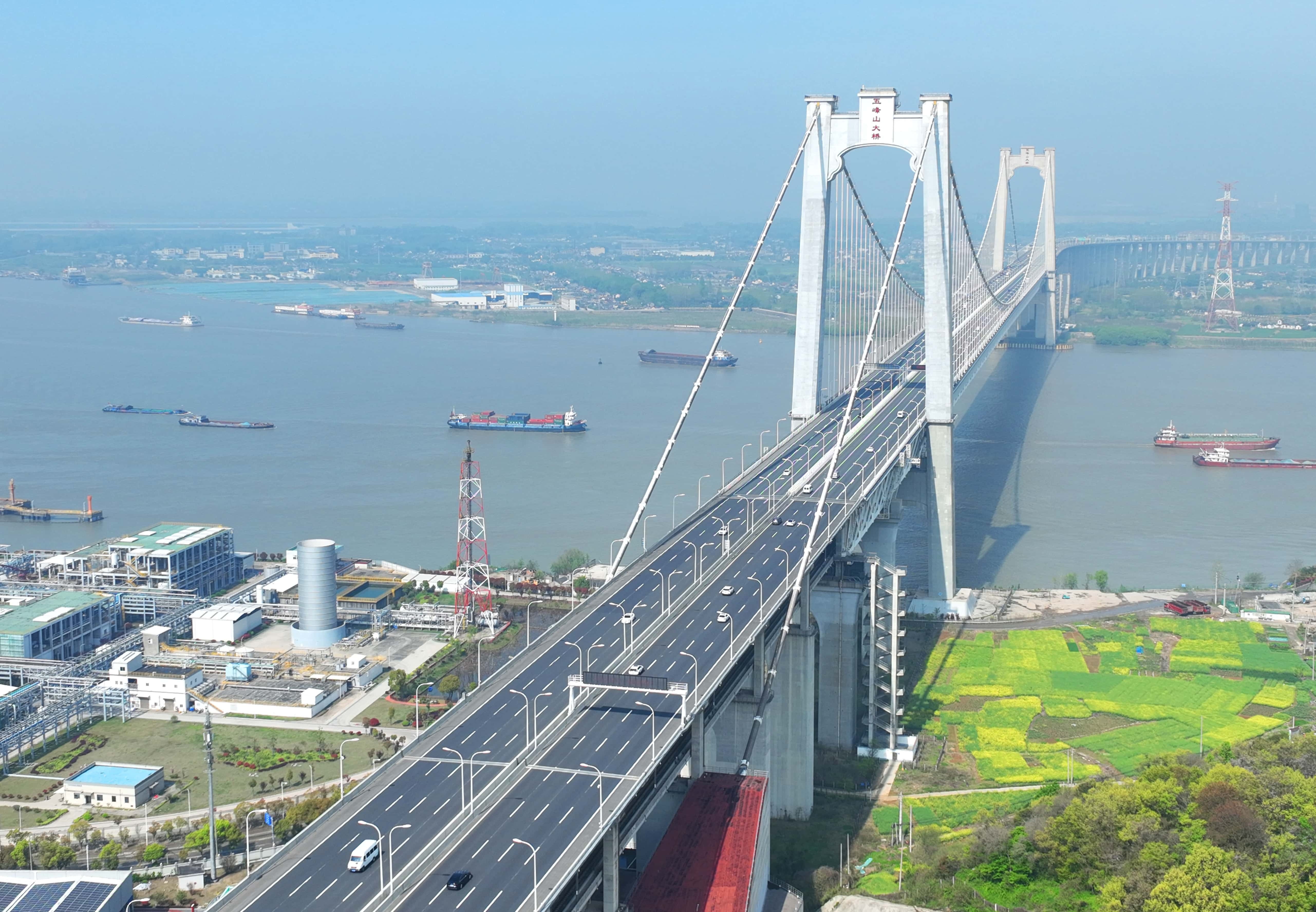 大桥位于江苏省镇江市境内,连接北岸丹徒区高桥镇与京口区镇江新区.