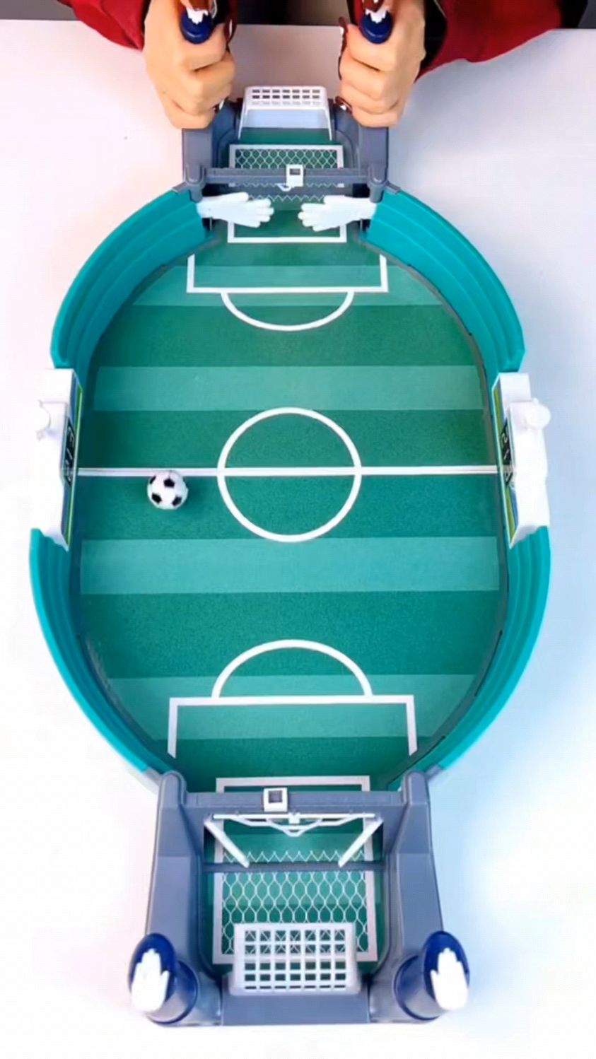 暑假在家里玩,就跟孩子一起玩这个可以对战的桌面足球玩具