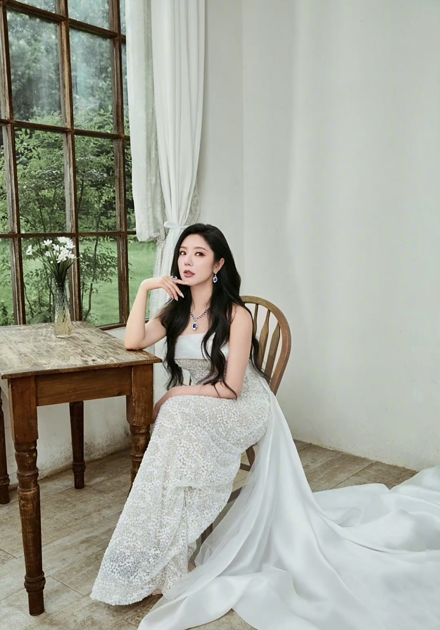 赵奕欢这裙子有点显胖.