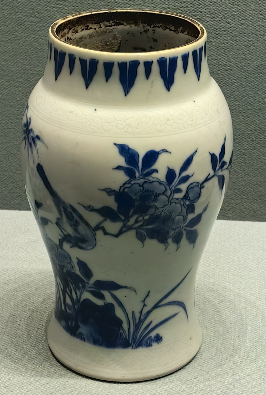 明代崇祯时期的青花花鸟纹莲子罐.