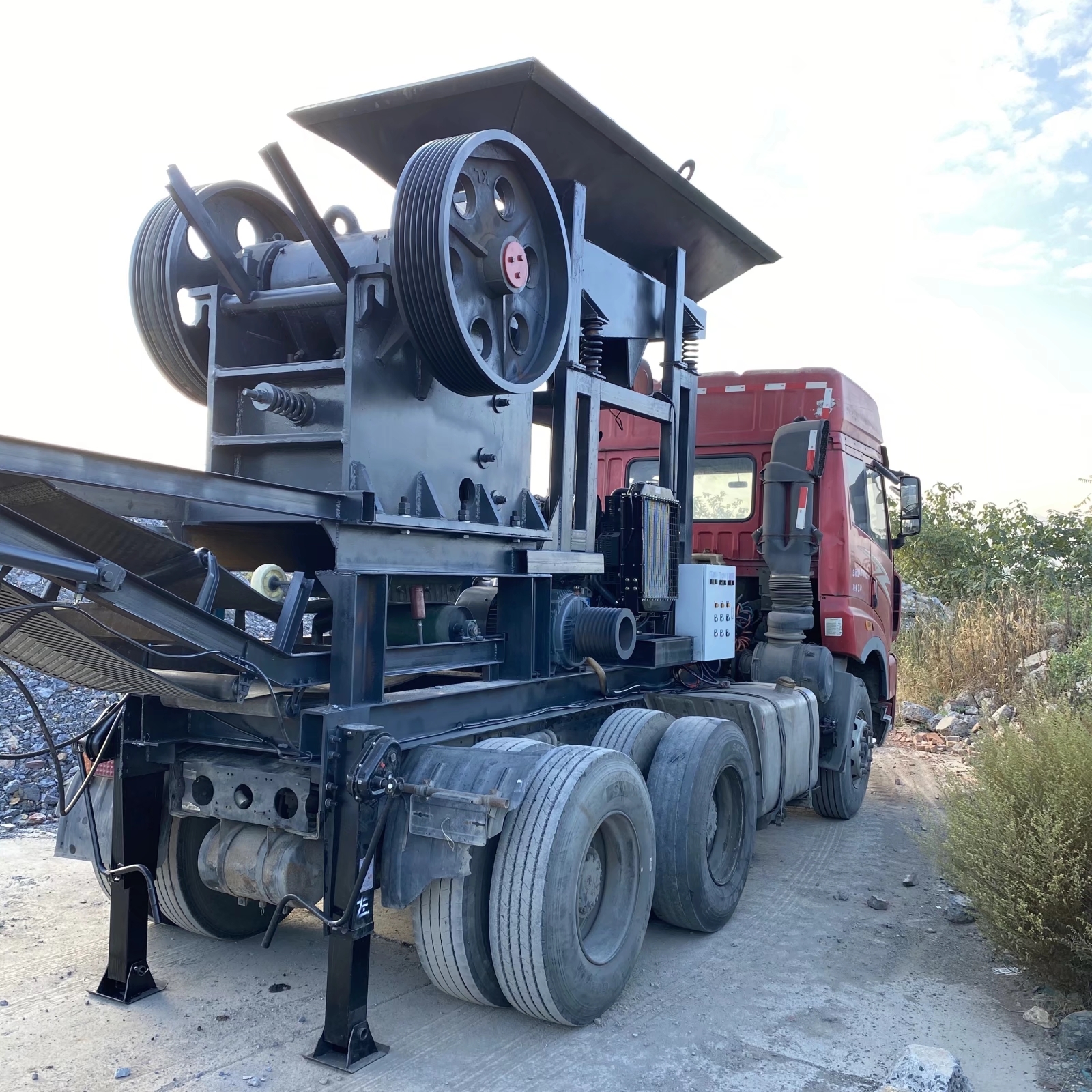 车载式破碎机也叫移动破碎机,它是一种新颖的岩石破碎设备