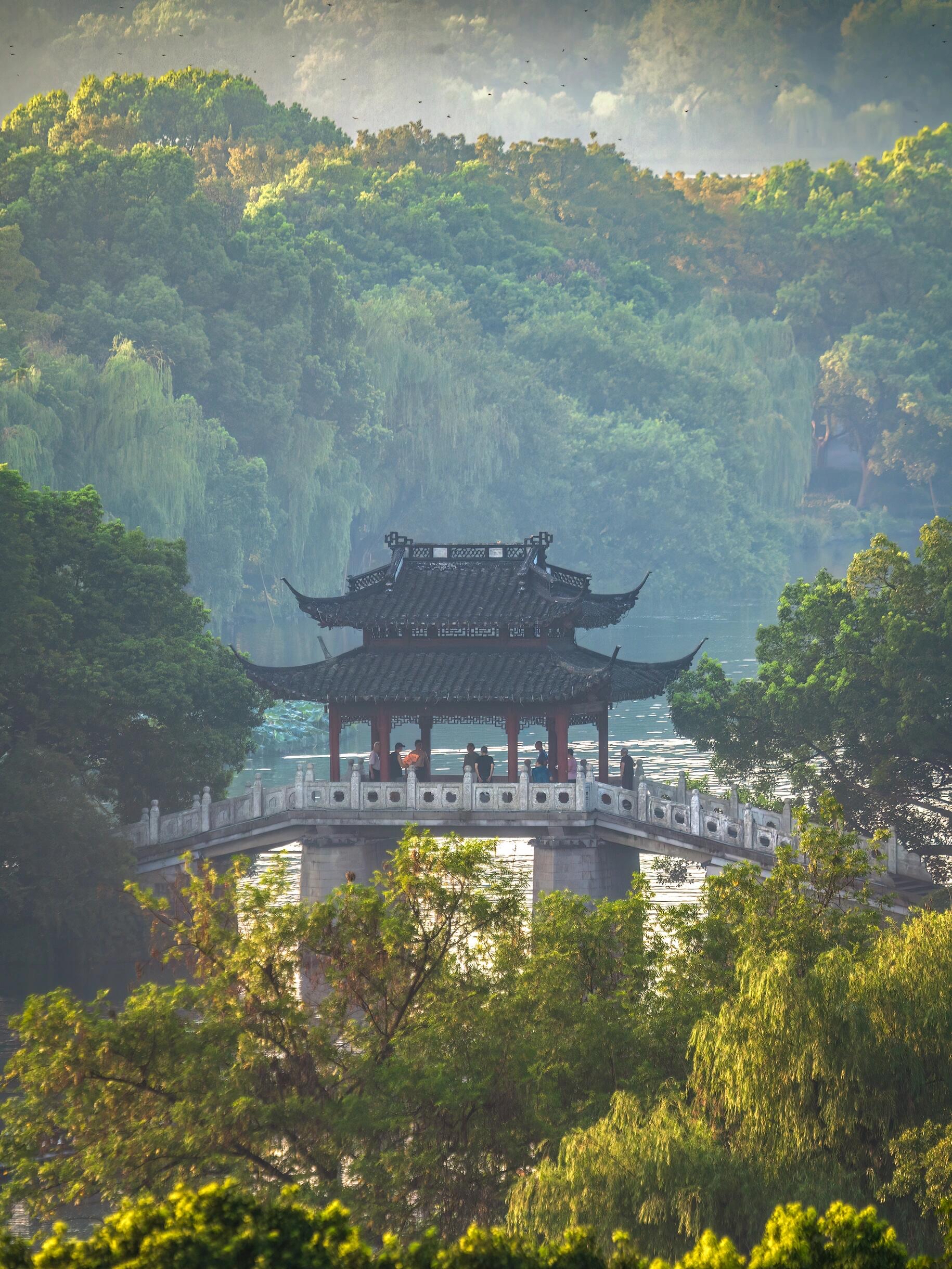 杭州西湖最值得爬的几座山 如果来杭州不想看西湖的人挤人,那就去爬山