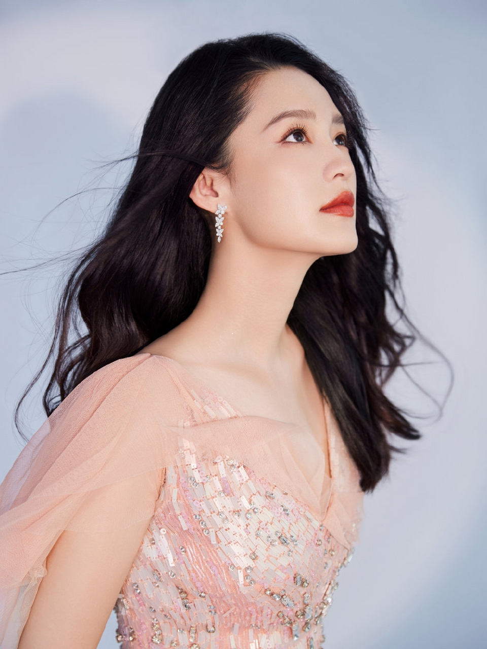 粉色梦境,李沁亮片长裙轻盈飘逸,宛如仙女下凡