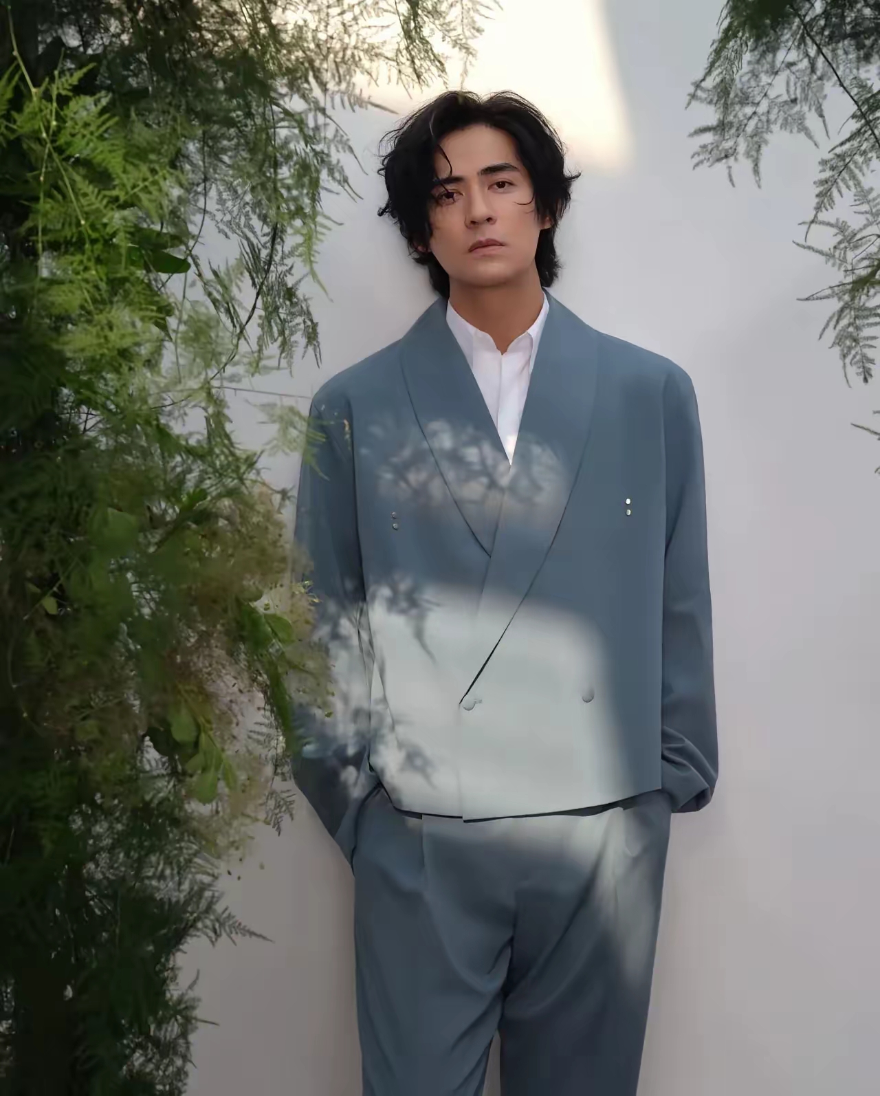 周渝民应该考虑换一个清爽的发型了中年男人简约大方最好