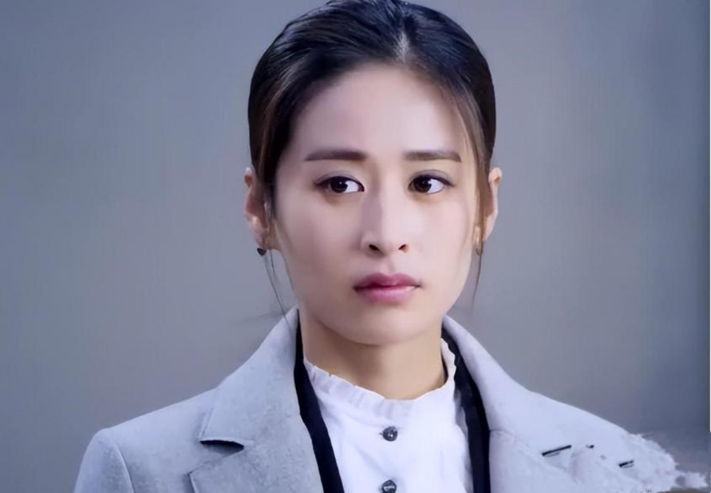 后面销声匿迹了,但里头几个小配角或者跑龙套的都可能是以后的大明星