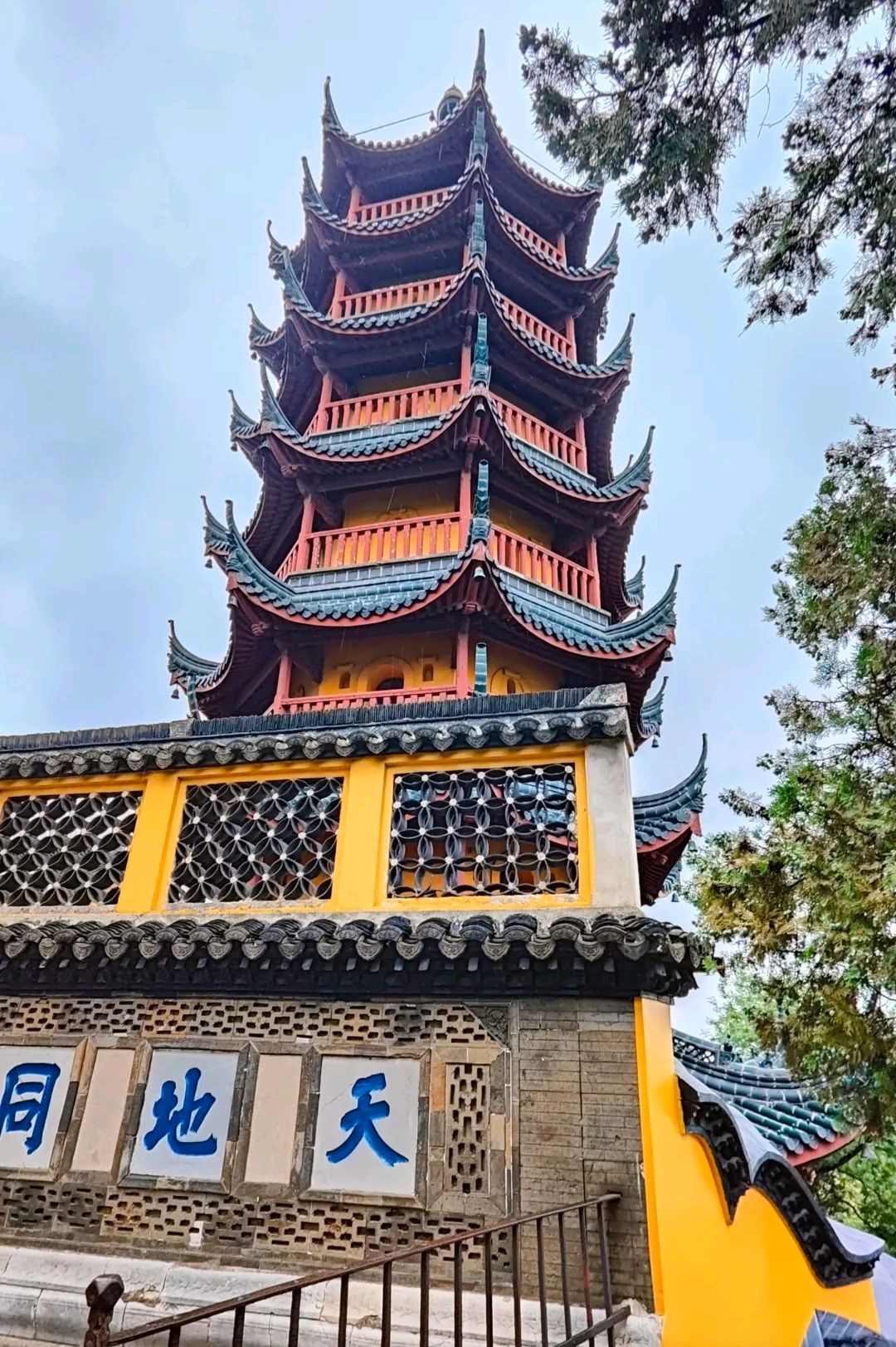 四大名寺之一金山寺,因《白蛇传》而脍炙人口,千年古寺屹立至今