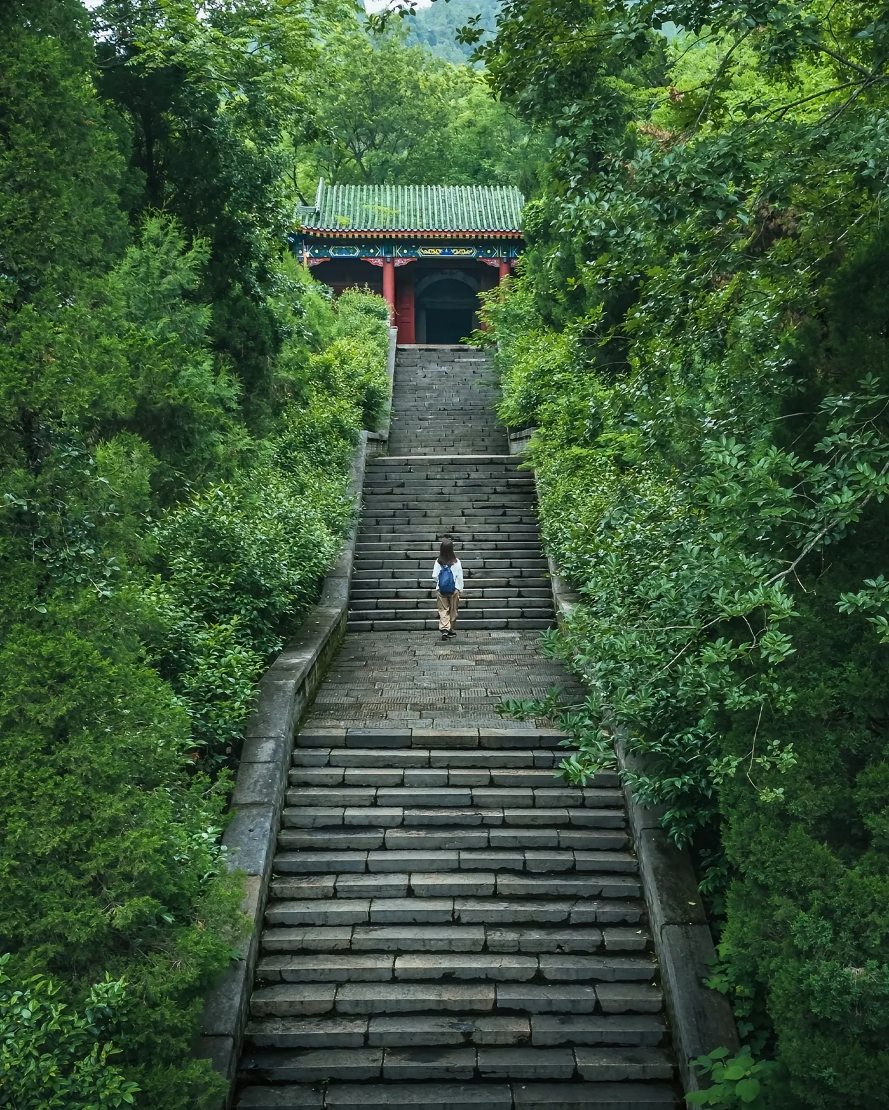 避暑溯溪的好地方最后可以爬到木兰天池;第二个是江夏的龙泉山999