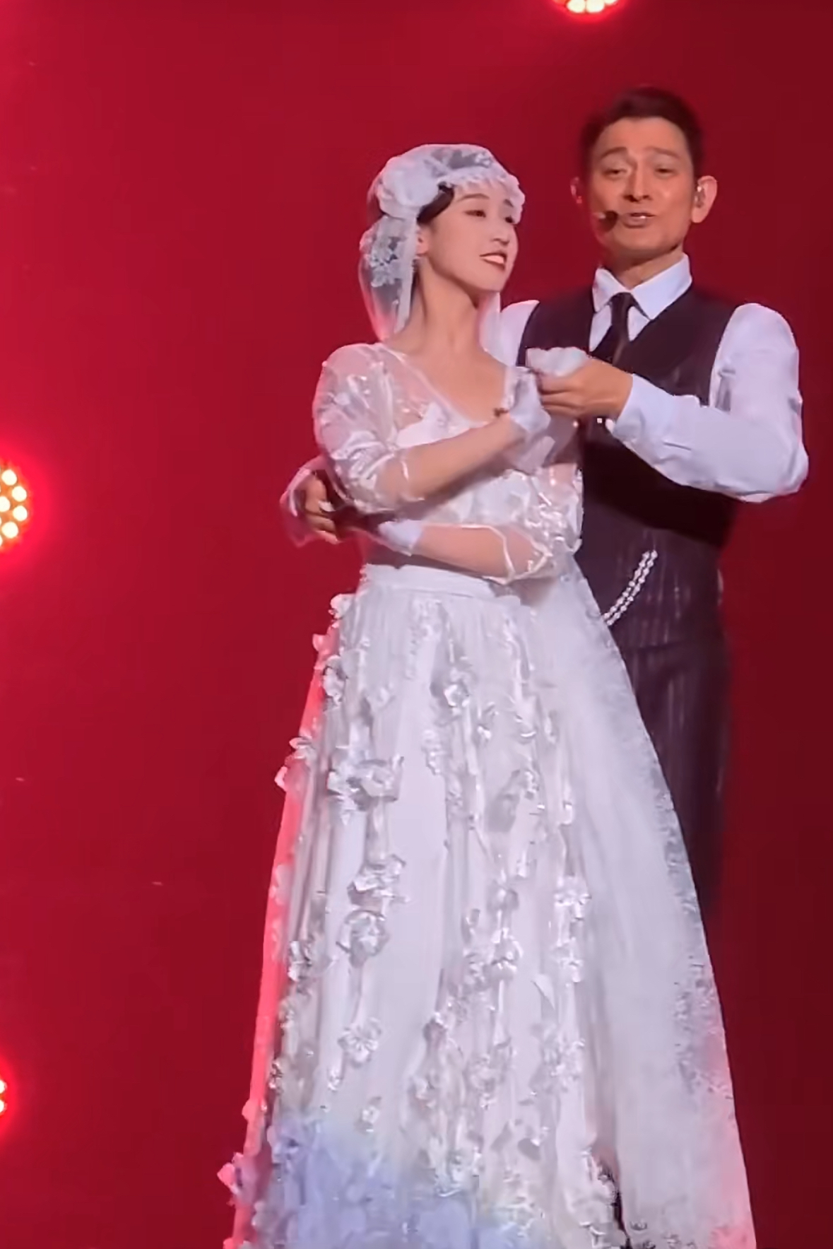 都知道贾玲的偶像是刘德华,现在又晋升百亿票房演员和导演,影响镣和