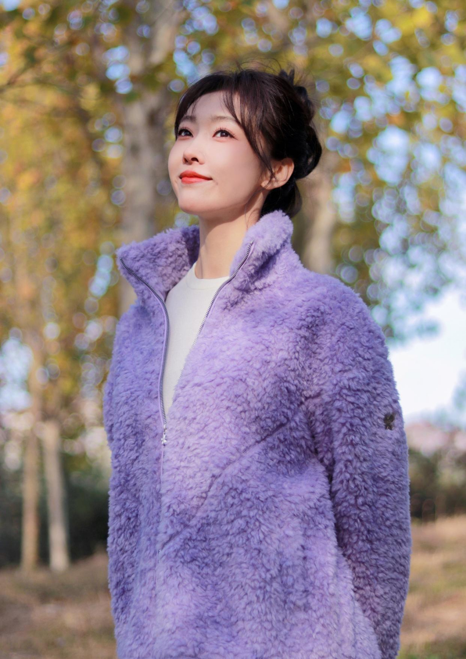 宣璐穿紫色外套好温柔