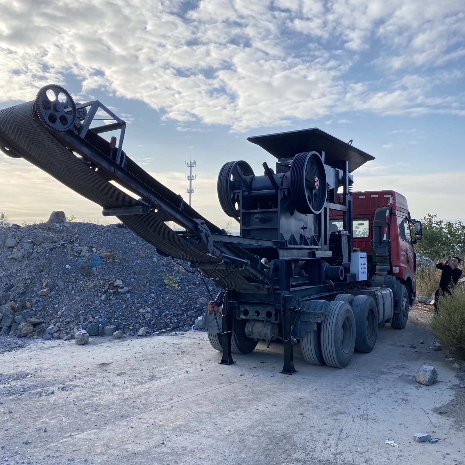 车载式破碎机也叫移动破碎机,它是一种新颖的岩石破碎设备