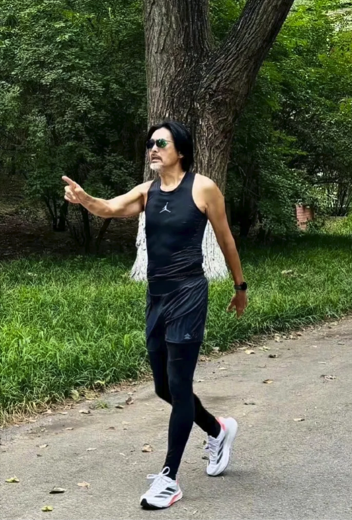 69岁周润发生图:胡子拉碴不敢认,背影如同30岁小青年