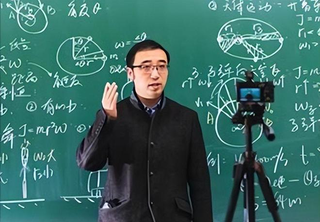 清北物理天才李永乐,因情商低面试被拒绝,转身到一所中学当物理老师