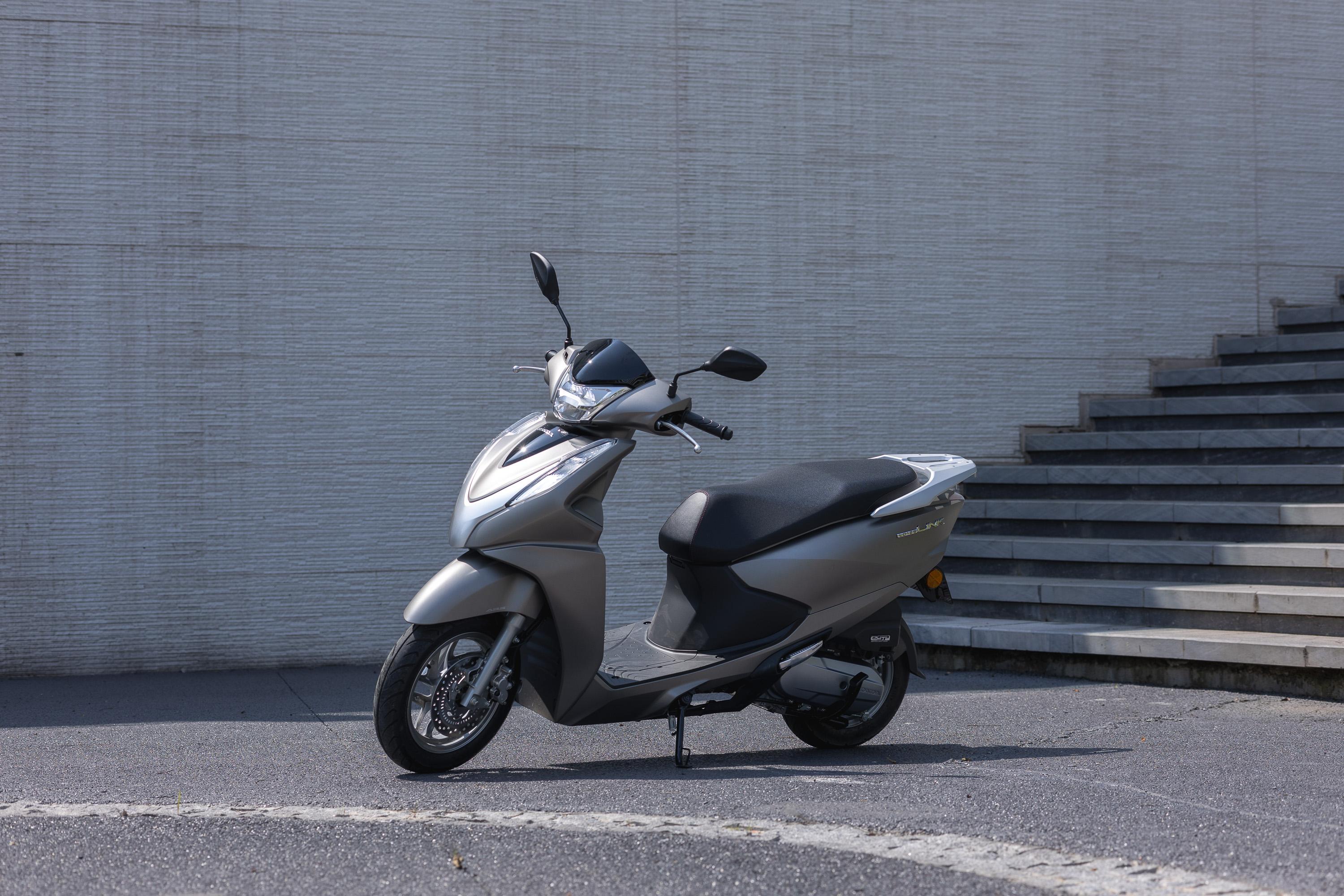 油耗1.87l,五羊本田首款带abs125踏板,万元级,优雅踏板新势力