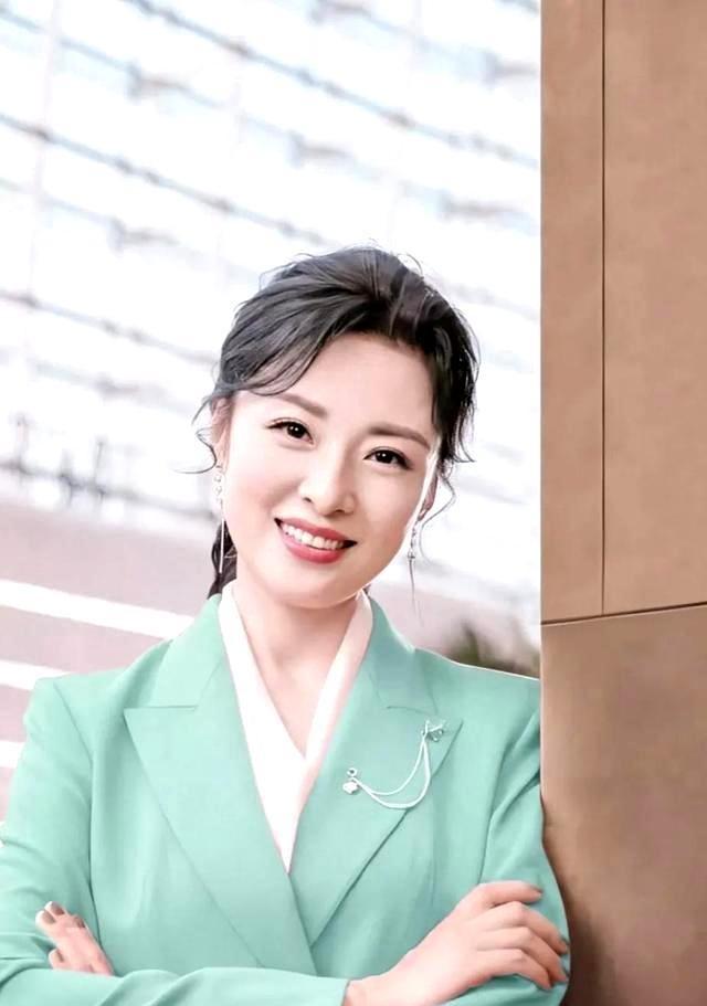 央视一姐周涛与老公结束12年婚姻,现在的她已经走上了另一条大道