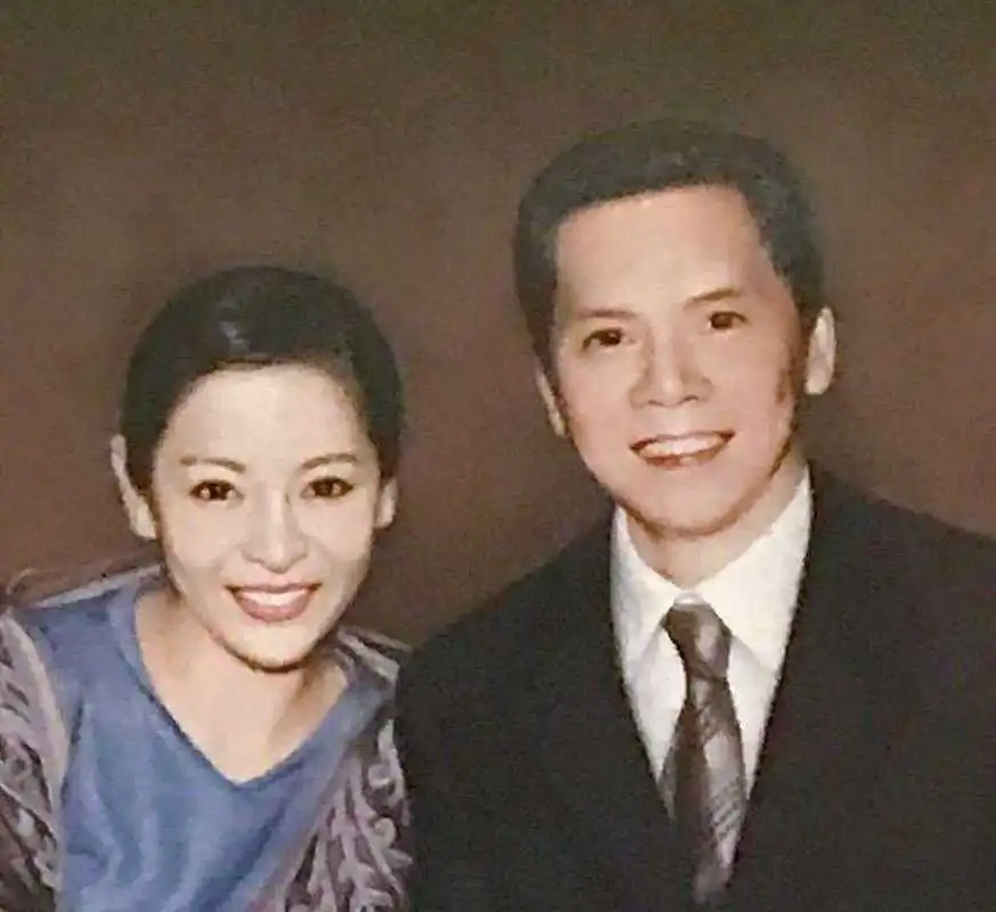 1982年,向华强与陈岚在庙街散步时,突然被一位算命先生叫住:"这位先生