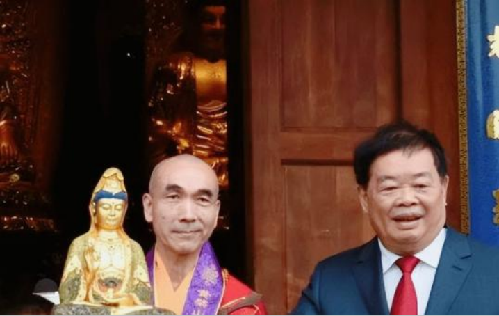2016年,曹德旺和王石一起参观万福寺,寺庙破败不堪,方丈说:重修寺庙